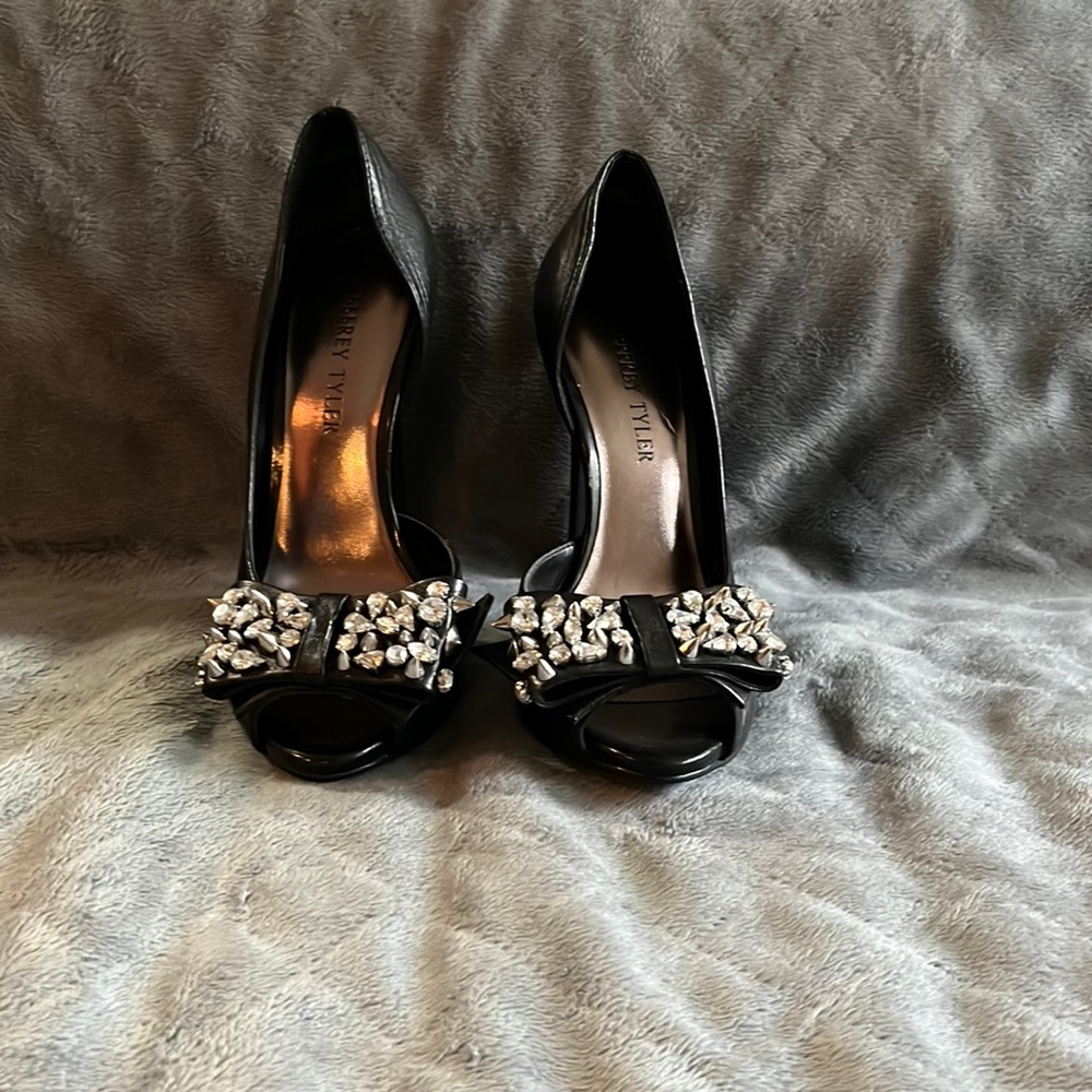 High bling! Black 3 1/2 heels leather, crystal bow on toe